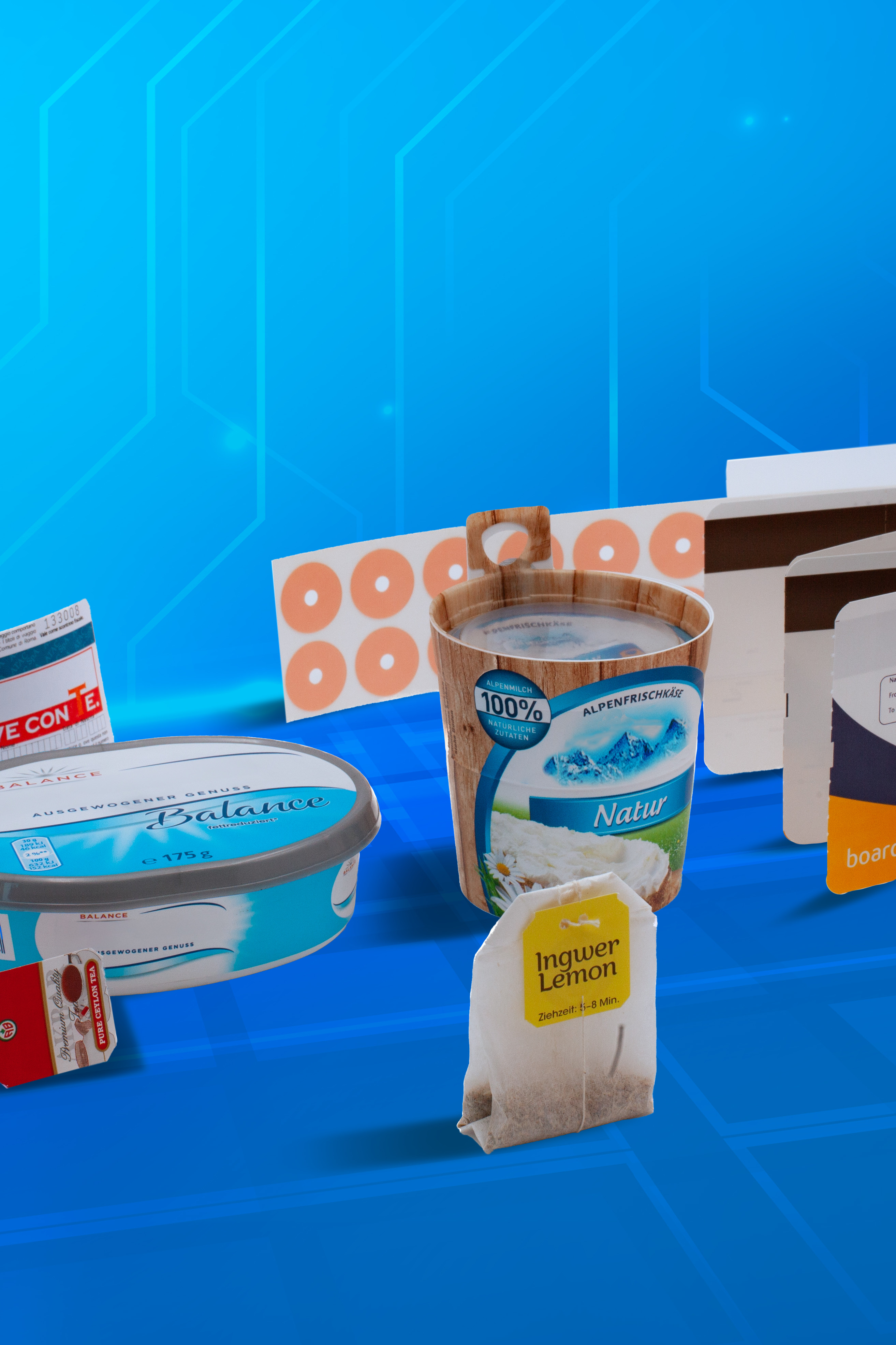 Frischkäseverpackungen und Teebeutel auf futuristischem blauen Hintergrund