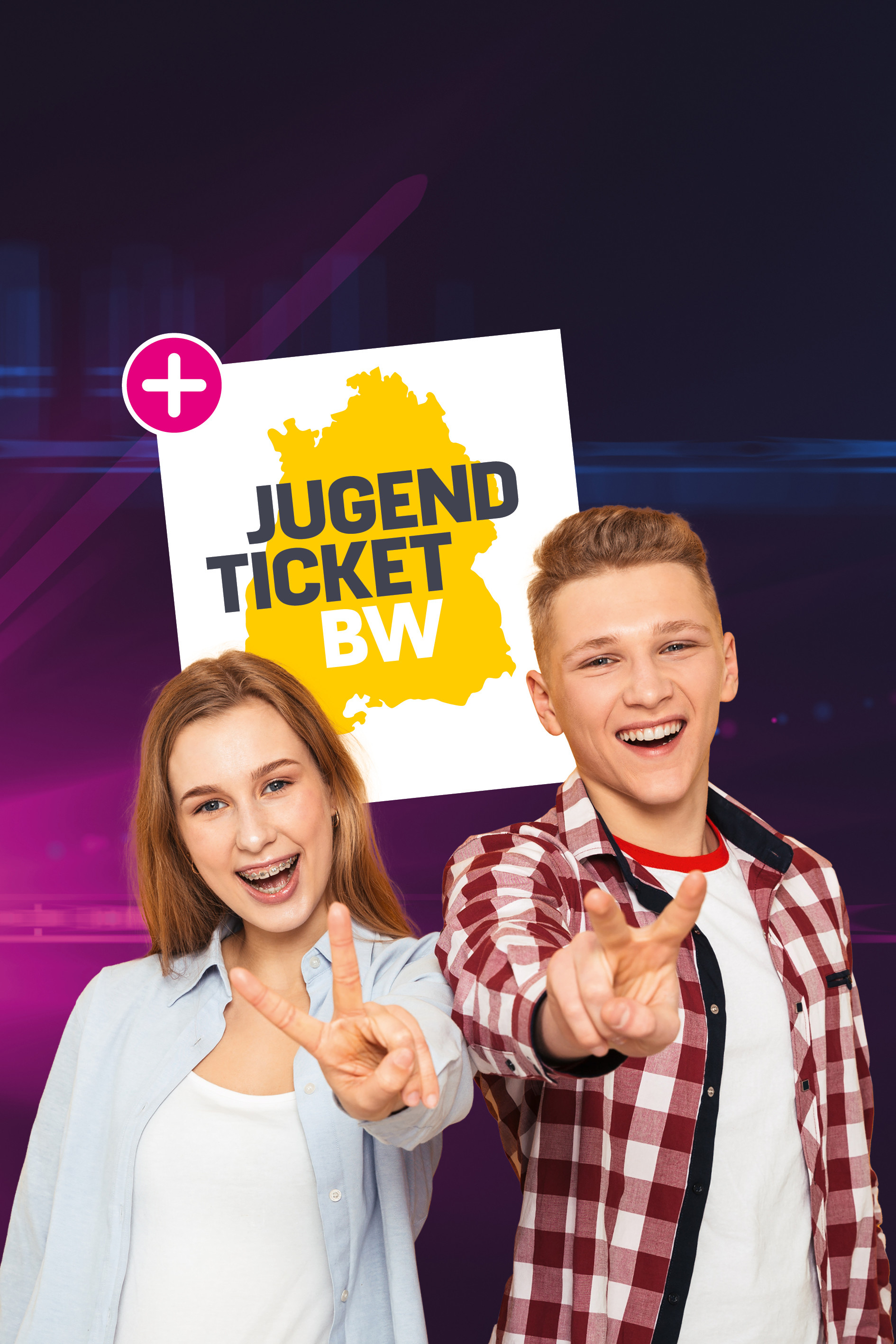 Eine Teenagerin und ein Teenager halten das Peace-Zeigen mit Ihren Fingern in die Kamera. Im Hintergrund ist das DB-Jugend-Ticket von Baden-Württemberg zu sehen.