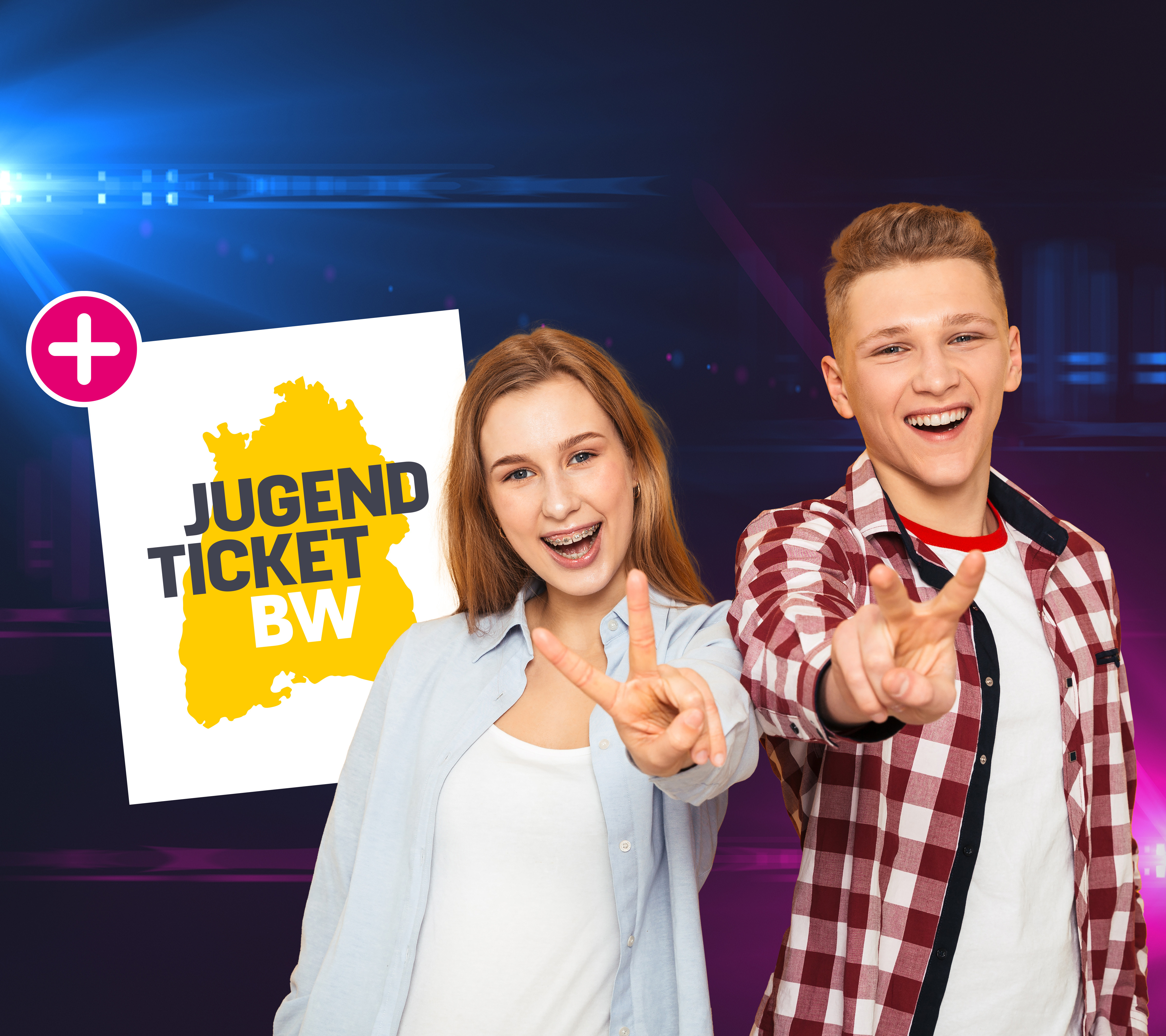 Eine Teenagerin und ein Teenager halten das Peace-Zeigen mit Ihren Fingern in die Kamera. Im Hintergrund ist das DB-Jugend-Ticket von Baden-Württemberg zu sehen.